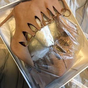 Super cute Steve Madden heels!! NUDE size 8.5